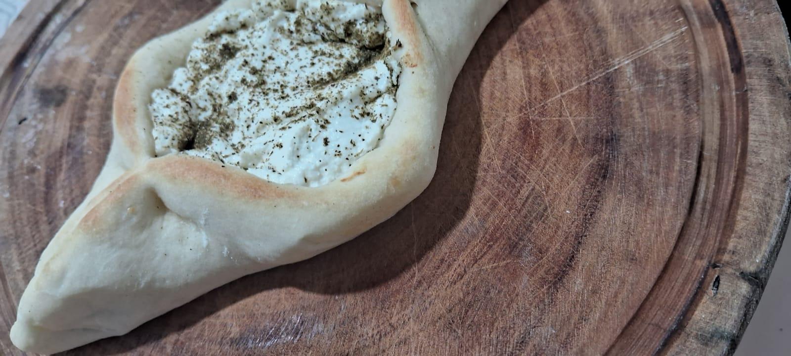 ESFIHA DE COALHADA COM ZAATAR