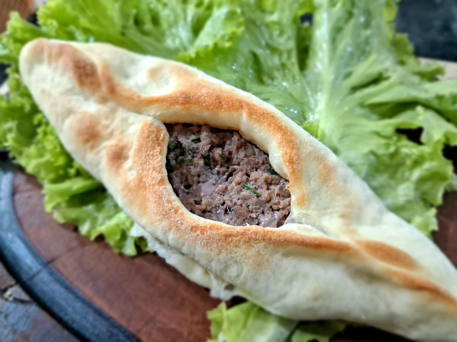 ESFIHA DE CARNE COM LIMÃO