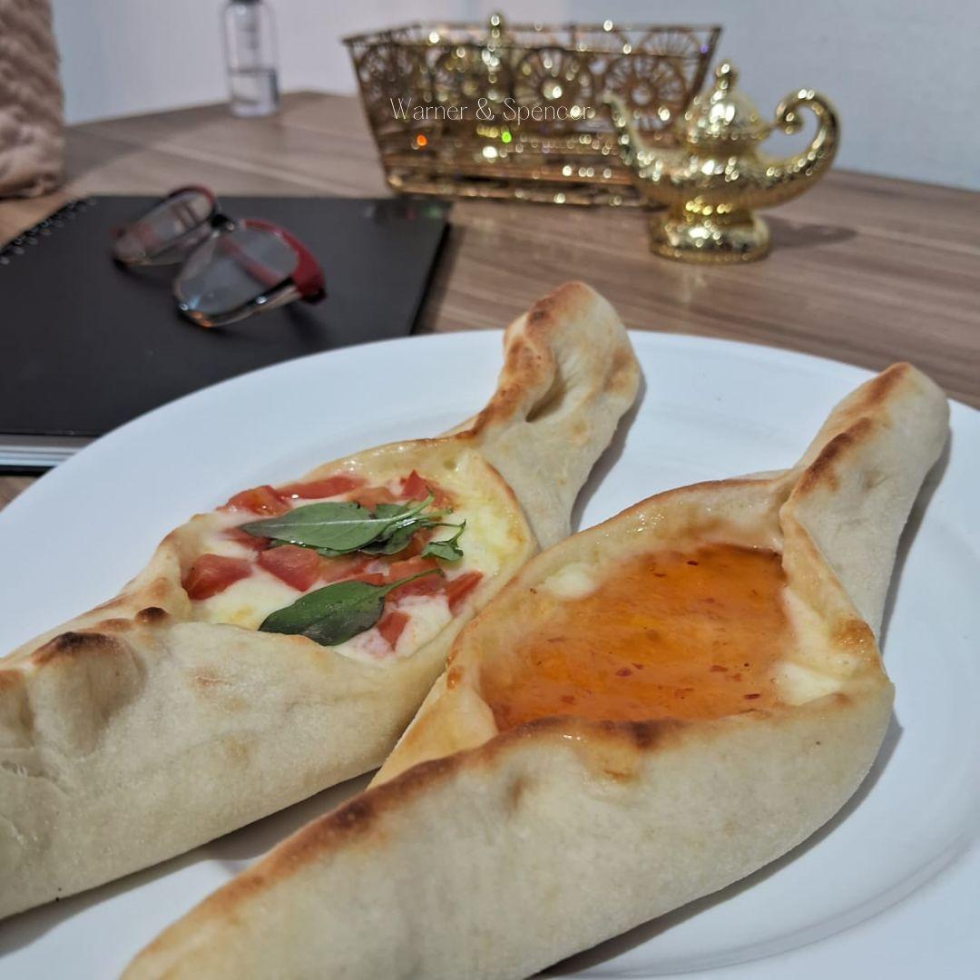 ESFIHA DE QUEIJO COM GELÉIA DE PIMENTA