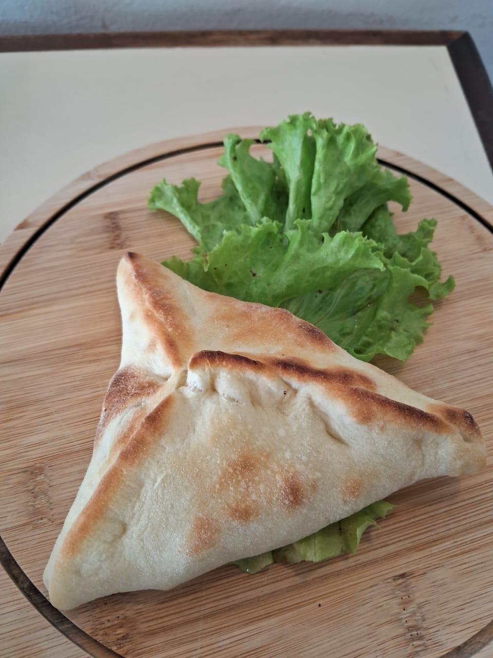ESFIHA DE QUEIJO COM ALFACE
